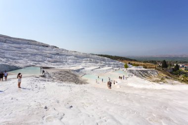 Türkiye 'de bir Unesco miras alanı olan Pamukkale' nin ünlü travertin oluşumları