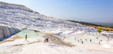 Türkiye 'de bir Unesco miras alanı olan Pamukkale' nin ünlü travertin oluşumları
