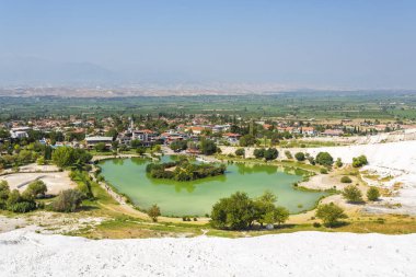 Türkiye 'de bir Unesco miras alanı olan Pamukkale' nin ünlü travertin oluşumları