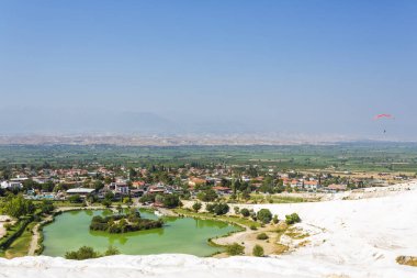 Türkiye 'de bir Unesco miras alanı olan Pamukkale' nin ünlü travertin oluşumları