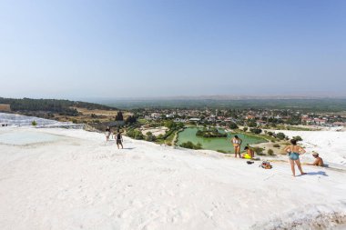 PAMUKALE, TURKEY 2023, 10 Ağustos: Türkiye 'de bir Unesco miras sitesi olan Pamukkale' nin ünlü travertin oluşumları