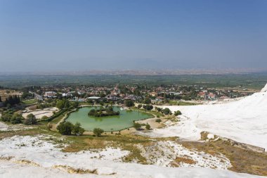 Türkiye 'de bir Unesco miras alanı olan Pamukkale' nin ünlü travertin oluşumları