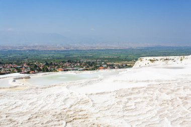 Türkiye 'de bir Unesco miras alanı olan Pamukkale' nin ünlü travertin oluşumları