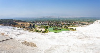Türkiye 'de bir Unesco miras alanı olan Pamukkale' nin ünlü travertin oluşumları