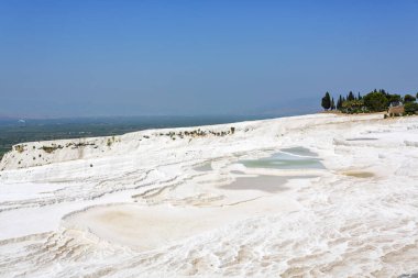 Türkiye 'de bir Unesco miras alanı olan Pamukkale' nin ünlü travertin oluşumları