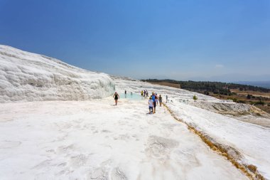 Türkiye 'de bir Unesco miras alanı olan Pamukkale' nin ünlü travertin oluşumları