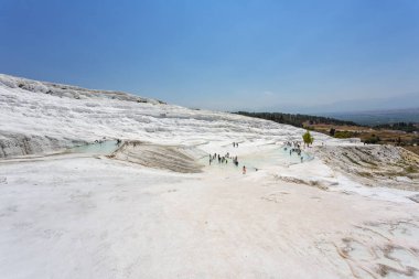 Türkiye 'de bir Unesco miras alanı olan Pamukkale' nin ünlü travertin oluşumları