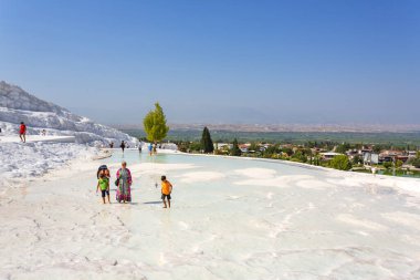 PAMUKALE, TURKEY 2023, 10 Ağustos: Türkiye 'de bir Unesco miras sitesi olan Pamukkale' nin ünlü travertin oluşumları