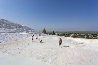 PAMUKALE, TURKEY 2023, 10 Ağustos: Türkiye 'de bir Unesco miras sitesi olan Pamukkale' nin ünlü travertin oluşumları