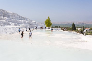 PAMUKALE, TURKEY 2023, 10 Ağustos: Türkiye 'de bir Unesco miras sitesi olan Pamukkale' nin ünlü travertin oluşumları