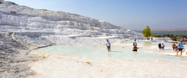 PAMUKALE, TURKEY 2023, 10 Ağustos: Türkiye 'de bir Unesco miras sitesi olan Pamukkale' nin ünlü travertin oluşumları