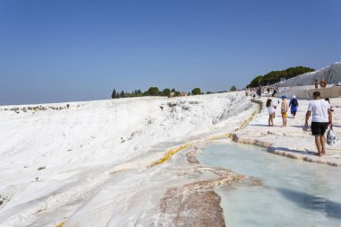 PAMUKALE, TURKEY 2023, 10 Ağustos: Türkiye 'de bir Unesco miras sitesi olan Pamukkale' nin ünlü travertin oluşumları