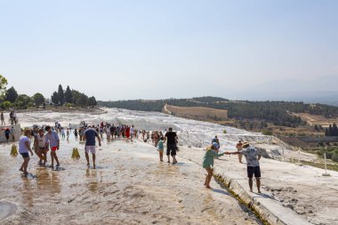 PAMUKALE, TURKEY 2023, 10 Ağustos: Türkiye 'de bir Unesco miras sitesi olan Pamukkale' nin ünlü travertin oluşumları