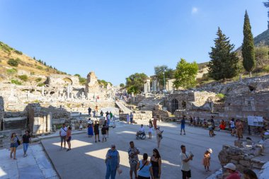 EPHESUS, TURKEY 2023, 10 Ağustos: Türkiye 'nin güneybatısındaki çok önemli bir arkeoloji sahası olan Efes' in güzel manzarası