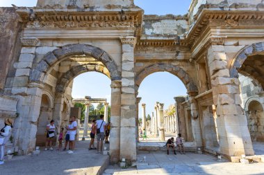 EPHESUS, TURKEY 2023, 10 Ağustos: Türkiye 'nin güneybatısındaki çok önemli bir arkeoloji sahası olan Efes' in güzel manzarası