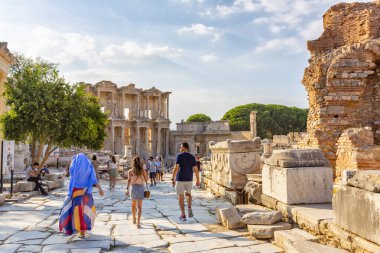 EPHESUS, TURKEY 2023, 10 Ağustos: Türkiye 'nin güneybatısındaki çok önemli bir arkeoloji sahası olan Efes' in güzel manzarası