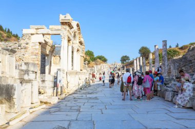 EPHESUS, TURKEY 2023, 10 Ağustos: Türkiye 'nin güneybatısındaki çok önemli bir arkeoloji sahası olan Efes' in güzel manzarası
