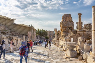 EPHESUS, TURKEY 2023, 10 Ağustos: Türkiye 'nin güneybatısındaki çok önemli bir arkeoloji sahası olan Efes' in güzel manzarası