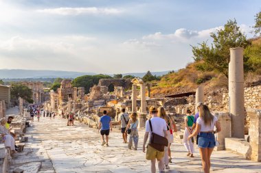 EPHESUS, TURKEY 2023, 10 Ağustos: Türkiye 'nin güneybatısındaki çok önemli bir arkeoloji sahası olan Efes' in güzel manzarası