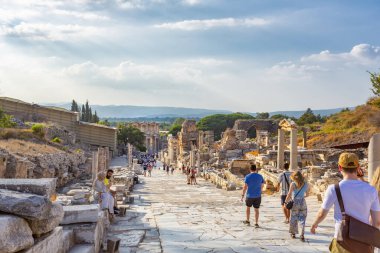 EPHESUS, TURKEY 2023, 10 Ağustos: Türkiye 'nin güneybatısındaki çok önemli bir arkeoloji sahası olan Efes' in güzel manzarası