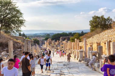 EPHESUS, TURKEY 2023, 10 Ağustos: Türkiye 'nin güneybatısındaki çok önemli bir arkeoloji sahası olan Efes' in güzel manzarası