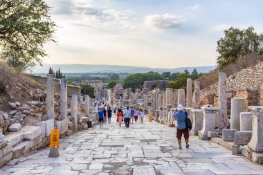 EPHESUS, TURKEY 2023, 10 Ağustos: Türkiye 'nin güneybatısındaki çok önemli bir arkeoloji sahası olan Efes' in güzel manzarası