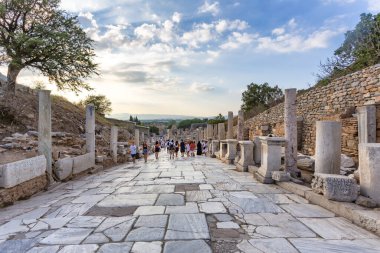 EPHESUS, TURKEY 2023, 10 Ağustos: Türkiye 'nin güneybatısındaki çok önemli bir arkeoloji sahası olan Efes' in güzel manzarası