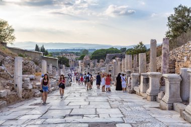 EPHESUS, TURKEY 2023, 10 Ağustos: Türkiye 'nin güneybatısındaki çok önemli bir arkeoloji sahası olan Efes' in güzel manzarası