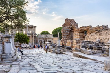 EPHESUS, TURKEY 2023, 10 Ağustos: Türkiye 'nin güneybatısındaki çok önemli bir arkeoloji sahası olan Efes' in güzel manzarası