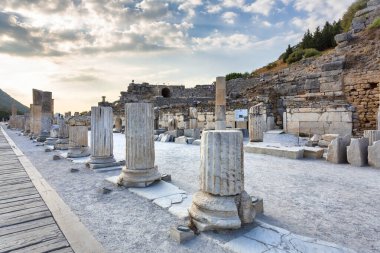 Türkiye 'nin güneybatısında çok önemli bir arkeoloji sahası olan Efes' in güzel manzarası