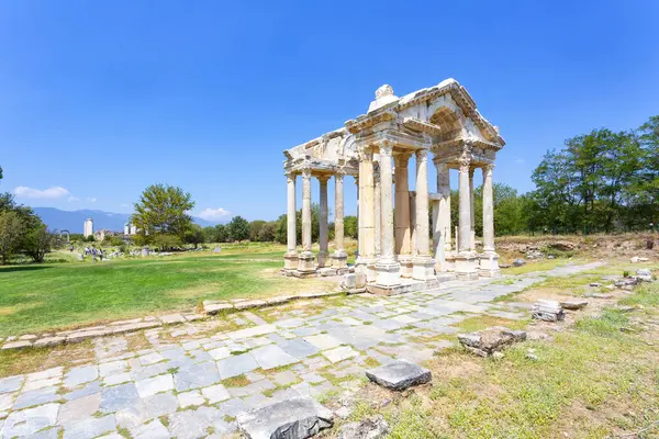 Aphrodisias, Türkiye 'nin Meander Vadisi' nde yer alan bir Yunan-Helenistik kentidir.