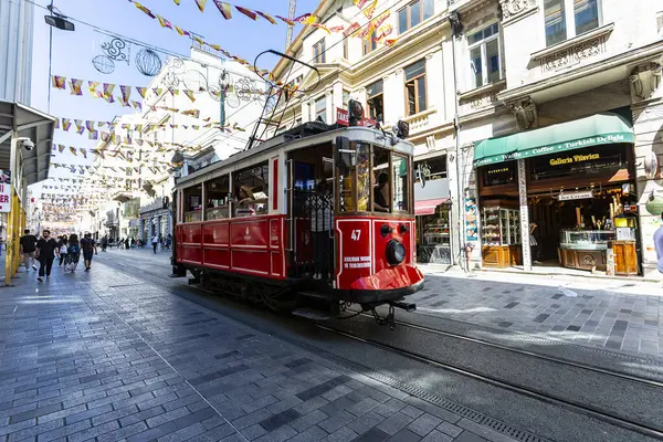 İSTANBUL, TURKEY 2023, Ağustos 04: İstiklal Caddesi, İstanbul 'un en ünlü caddelerinden biri.
