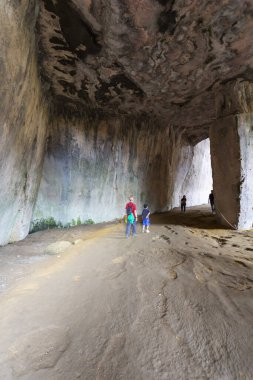 Cennetin Latomie 'si. Syracuse 'un Napoli' deki Saltpetre Mağarası