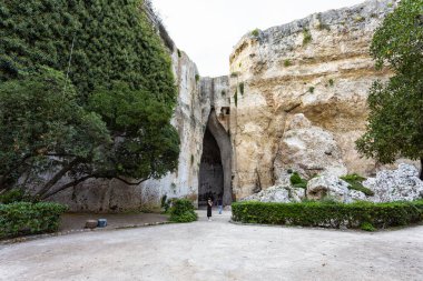 Cennetin laatomisi. Syracuse, Sicilya 'nın arkeolojik bölgesindeki Dionysos mağarası.