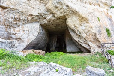 Cennetin Latomi 'si. Sicilya, Siraküza 'nın arkeolojik bölgesindeki ip mağarası.