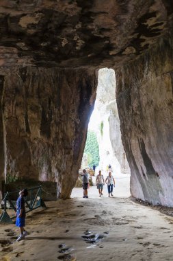 Syracuse, SICILY 2023 Kasım 03: Latomie of Paradise. Syracuse 'un Napoli' deki Saltpetre Mağarası