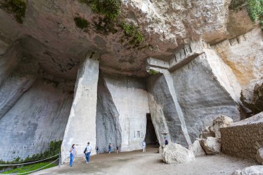 Syracuse, SICILY 2023 Kasım 03: Latomie of Paradise. Syracuse 'un Napoli' deki Saltpetre Mağarası