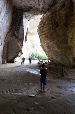 Syracuse, SICILY 2023 Kasım 03: Latomie of Paradise. Syracuse 'un Napoli' deki Saltpetre Mağarası