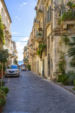 Syracuse, SICILY 2023 Kasım 04: Sicilya 'da ünlü bir Syracusan adası olan Ortigia' ya bir bakış