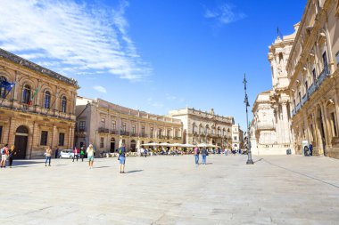 SyrACUSE, SICILY 2023 Kasım 04: Ortigia, Syracuse, Sicilya 'daki ünlü Piazza Duomo' nun güzel manzarası