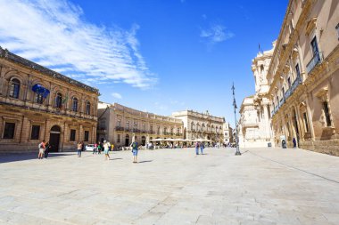SyrACUSE, SICILY 2023 Kasım 04: Ortigia, Syracuse, Sicilya 'daki ünlü Piazza Duomo' nun güzel manzarası