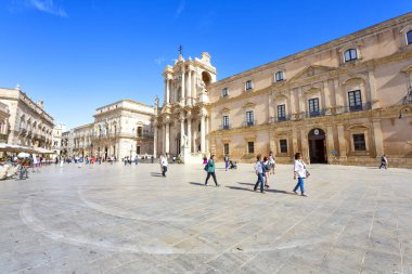 SyrACUSE, SICILY 2023 Kasım 04: Ortigia, Syracuse, Sicilya 'daki ünlü Piazza Duomo' nun güzel manzarası