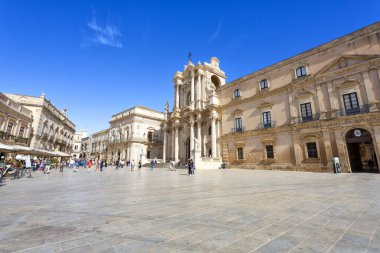 SyrACUSE, SICILY 2023 Kasım 04: Ortigia, Syracuse, Sicilya 'daki ünlü Piazza Duomo' nun güzel manzarası