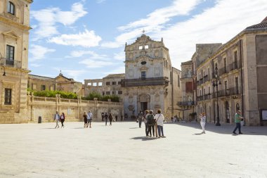 SyrACUSE, SICILY 2023 Kasım 04: Ortigia, Syracuse, Sicilya 'daki ünlü Piazza Duomo' nun güzel manzarası