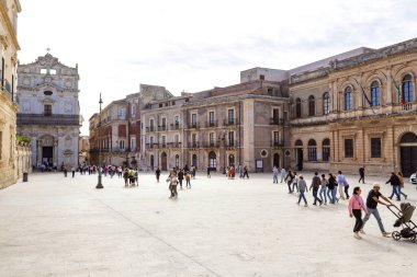 SyrACUSE, SICILY 2023 Kasım 04: Ortigia, Syracuse, Sicilya 'daki ünlü Piazza Duomo' nun güzel manzarası