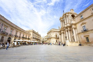 SyrACUSE, SICILY 2023 Kasım 04: Ortigia, Syracuse, Sicilya 'daki ünlü Piazza Duomo' nun güzel manzarası