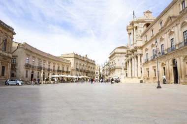 SyrACUSE, SICILY 2023 Kasım 04: Ortigia, Syracuse, Sicilya 'daki ünlü Piazza Duomo' nun güzel manzarası