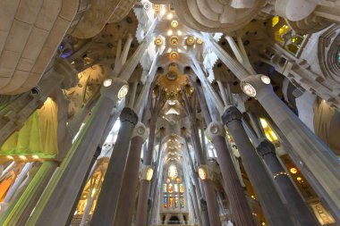 BARCELONA, İspanya 2024, Ocak 02: Barcelona 'daki Sagrada Familia' nın muhteşem iç mimarisi