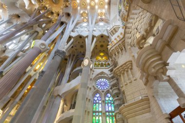 BARCELONA, İspanya 2024, Ocak 02: Barcelona 'daki Sagrada Familia' nın muhteşem iç mimarisi