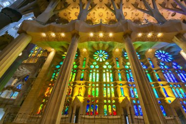 BARCELONA, İspanya 2024, Ocak 02: Barcelona 'daki Sagrada Familia' nın muhteşem iç mimarisi